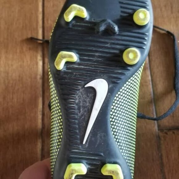 Nike soccer cleats - Picture 2 of 2